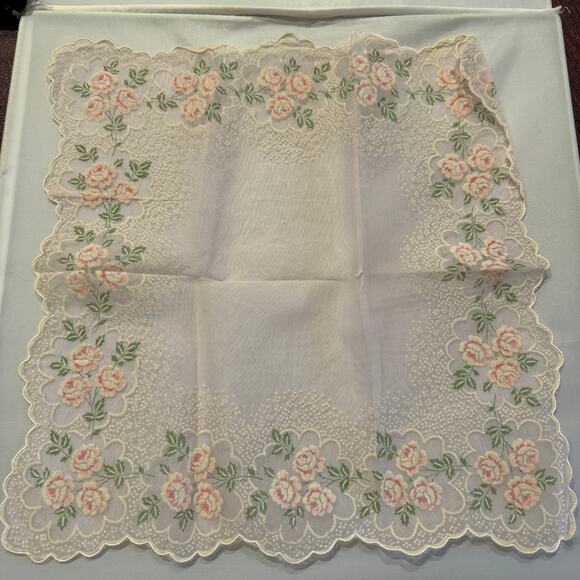 Lot of 6 Vintage Dainty Handkerchiefs - Picture 6 of 8